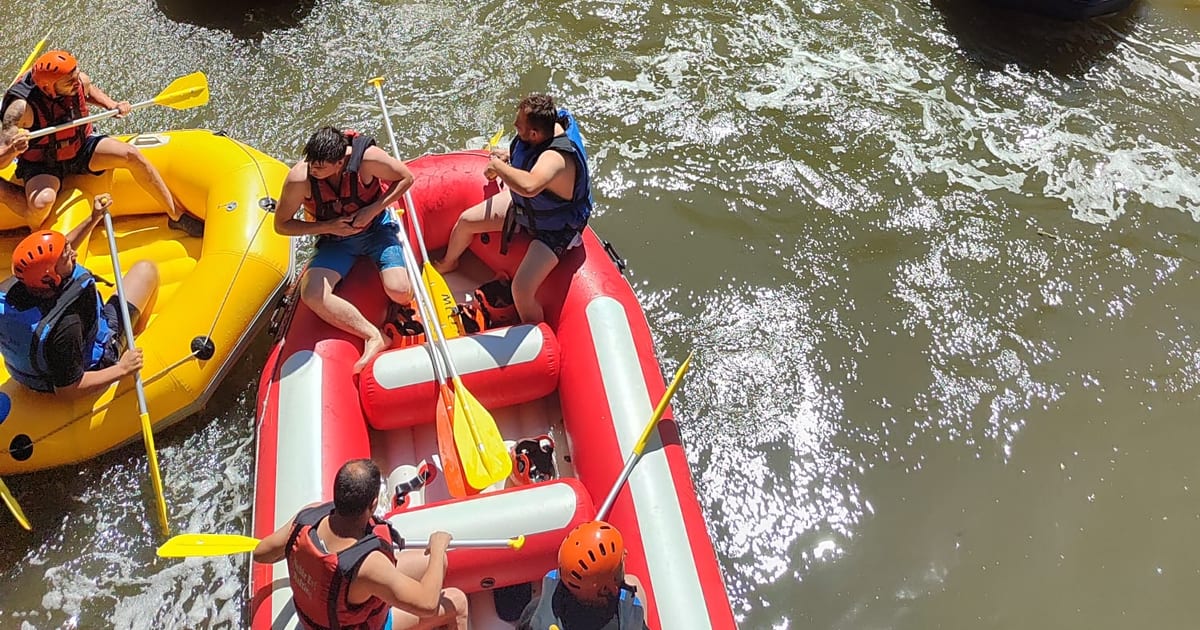 Melen Çayı rafting parkurunda yan yana ilerleyen çok sayıda rafting botu