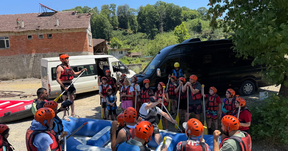 Melen Çayı rafting turu öncesi kask ve can yeleğiyle hazırlanan kalabalık grup