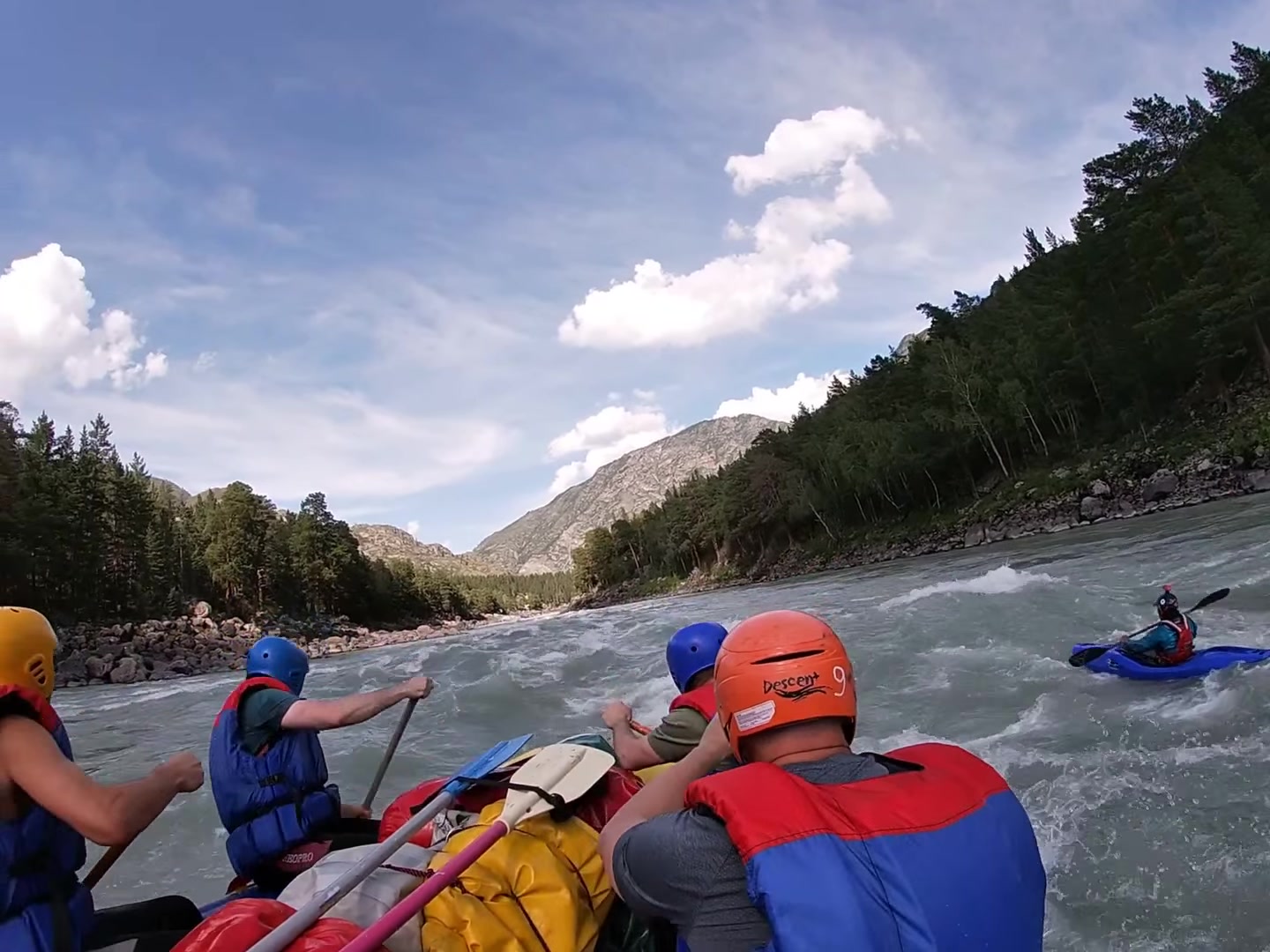 Melen Çayı rafting parkurunda mavi botla akıntıdan geçen kask ve can yeleği takan rafting ekibi