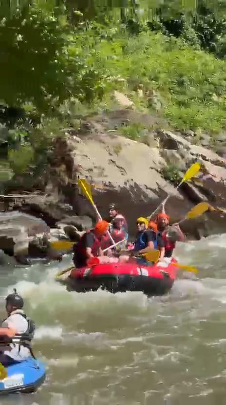 Düzce rafting turunda hızlı akan köpüklü suda ilerleyen bot ile can yeleği ve kask takan ekip