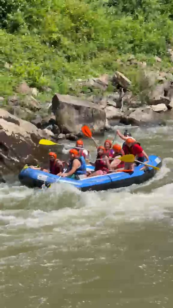 Melen Çayı rafting parkurunda köpüklü sudan peş peşe geçen iki rafting botu ve kürek çeken kasklı katılımcılar