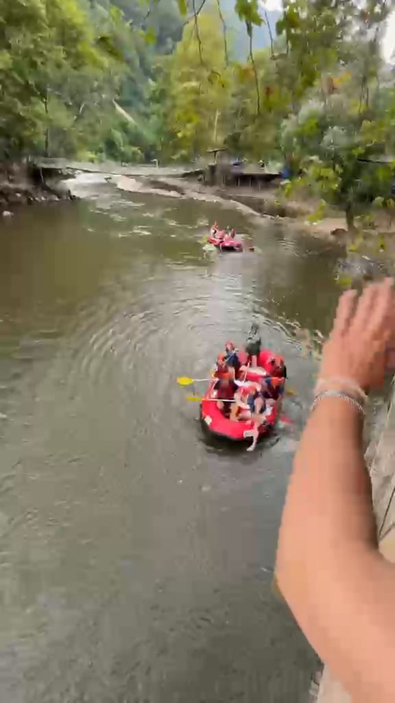 Melen Çayı rafting turunda yukarıdan görüntülenen bot ve suya çarpan küreklerden yükselen su sıçramaları