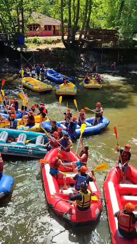Melen Çayı rafting parkurunda aynı anda ilerleyen çok sayıda bot ve kask takan kalabalık grup rafting ekibi
