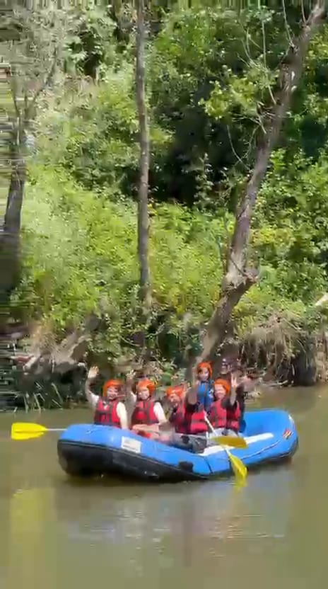 Cumayeri rafting turunda kıyıdan Melen Çayı parkuruna açılan mavi bot ve kask takan ekip