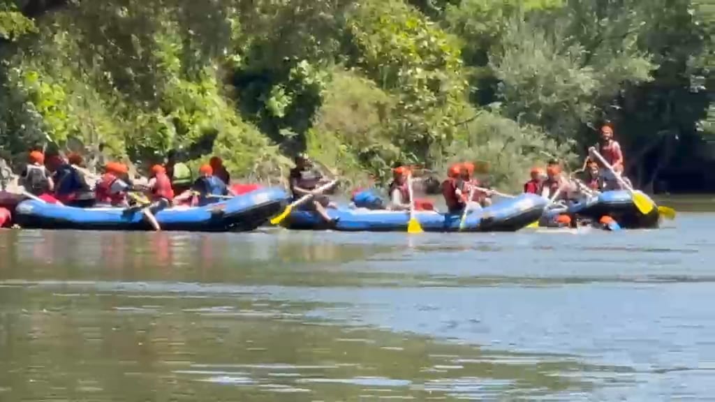 Düzce rafting turunda Melen Çayı kıyısında bota binen ve kürek dağıtan katılımcılar