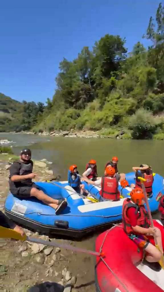 Melen Çayı rafting turunda bot içinden çekilmiş görüntüyle kürek çeken can yelekli katılımcılar