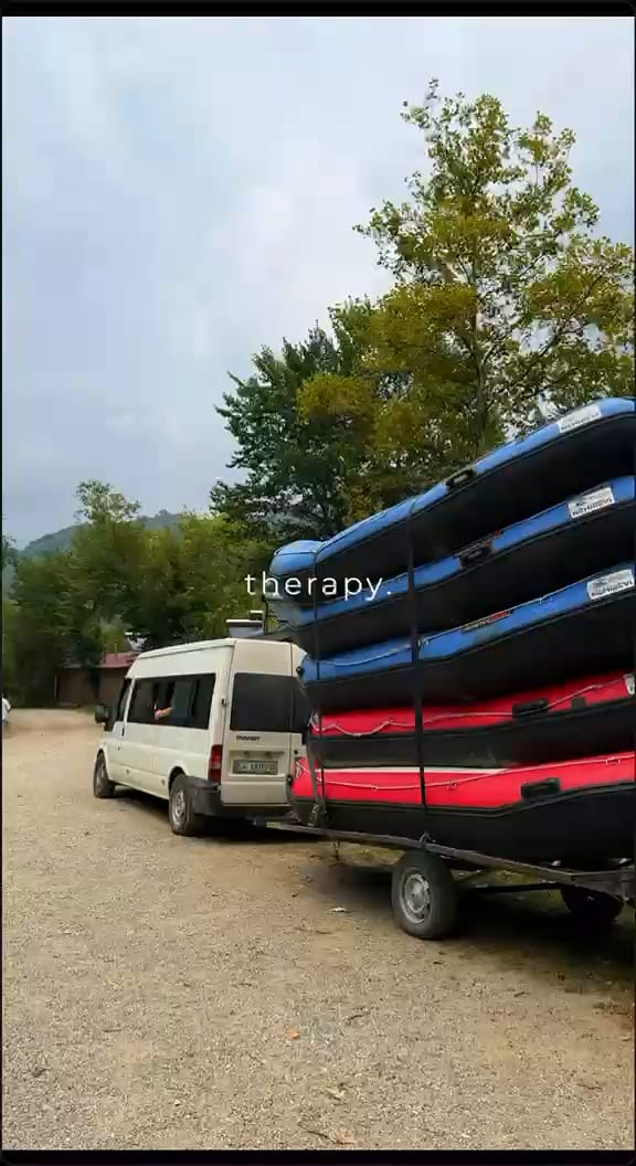 Melen Çayı rafting turunda üstünde istiflenmiş rafting botlarıyla parkur başlangıcına giden beyaz servis minibüsü