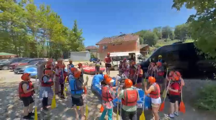 Melen Çayı rafting turu öncesi bot başında toplanan gruba verilen güvenlik brifingi ve kürek dağıtımı