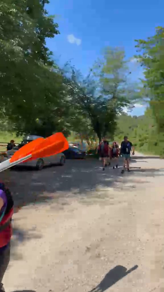 Melen Çayı rafting turunda ekipmanlarını kuşanıp ağaçlı patikadan parkur başlangıcına yürüyen grup