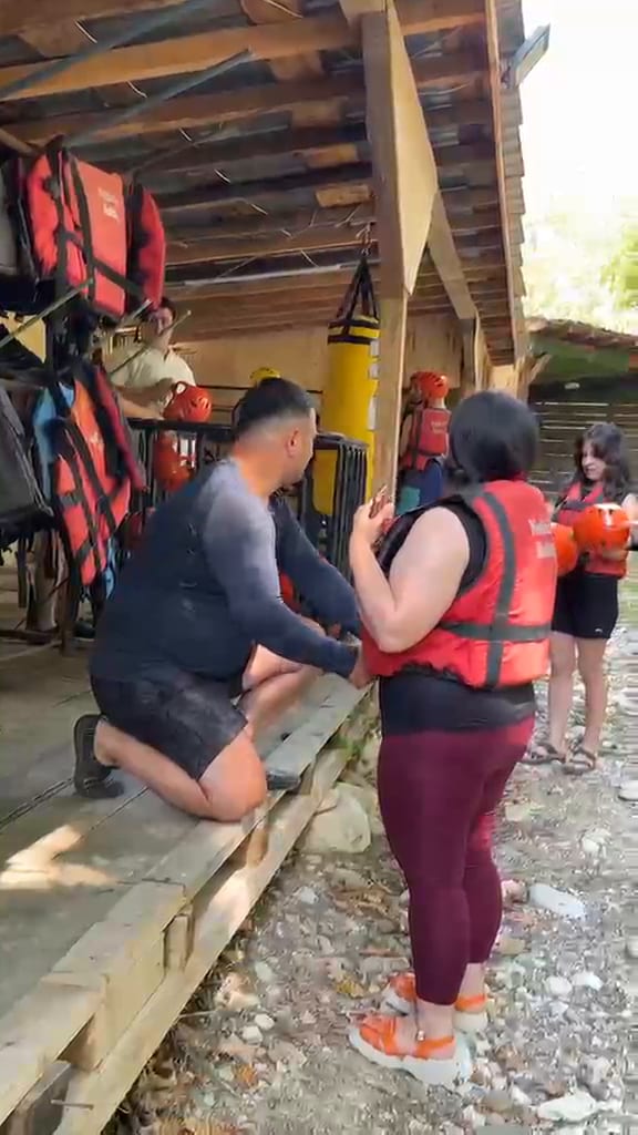 Melen Çayı rafting turu öncesi katılımcıya can yeleği ve emniyet kemeri takan rafting eğitmeni
