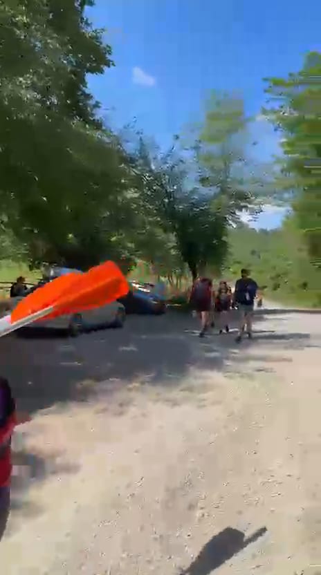 Melen Çayı rafting turunda kask ve can yeleğiyle toprak yoldan parkur başlangıcına yürüyen katılımcılar